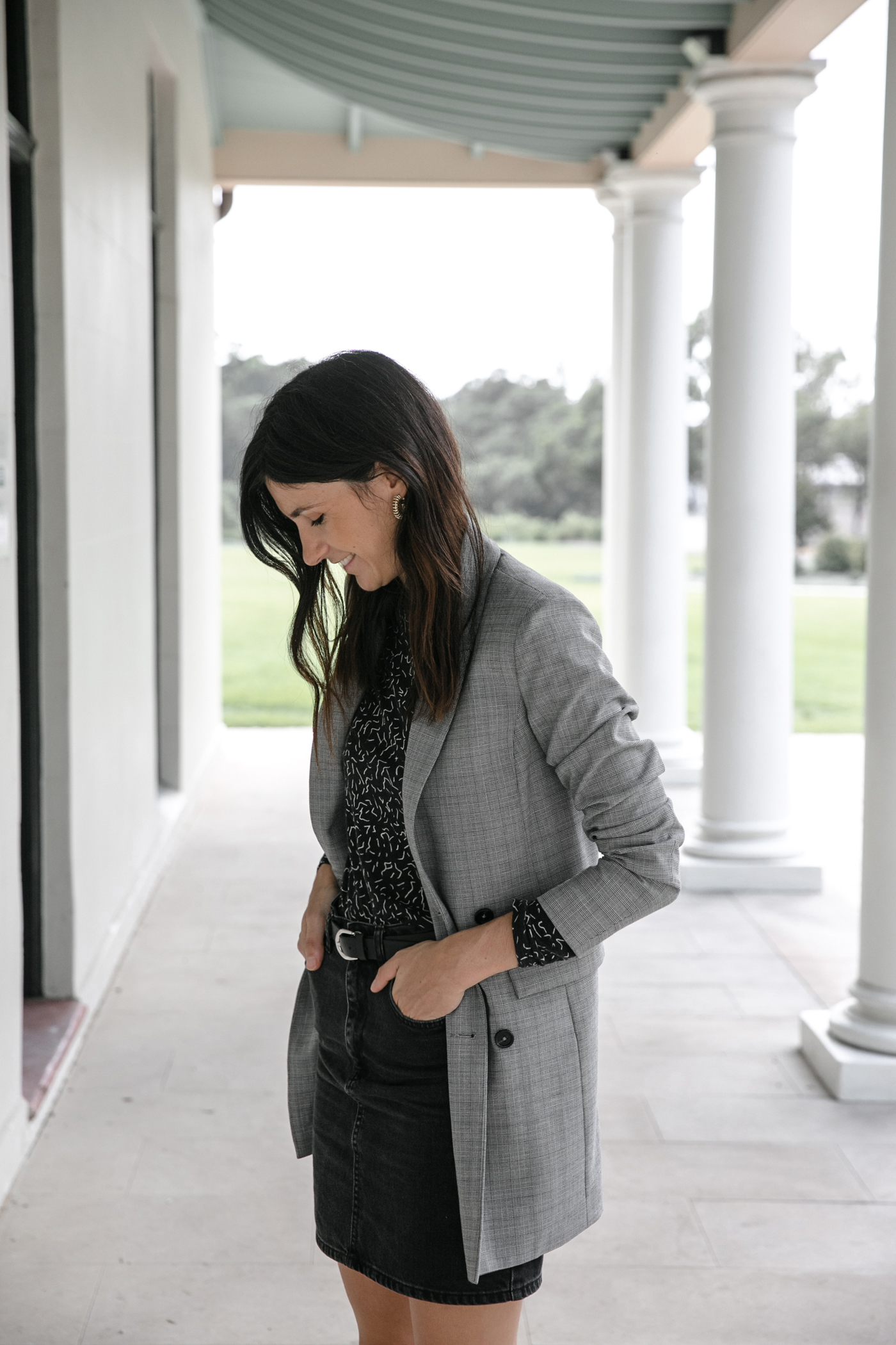 minimal outfit check blazer