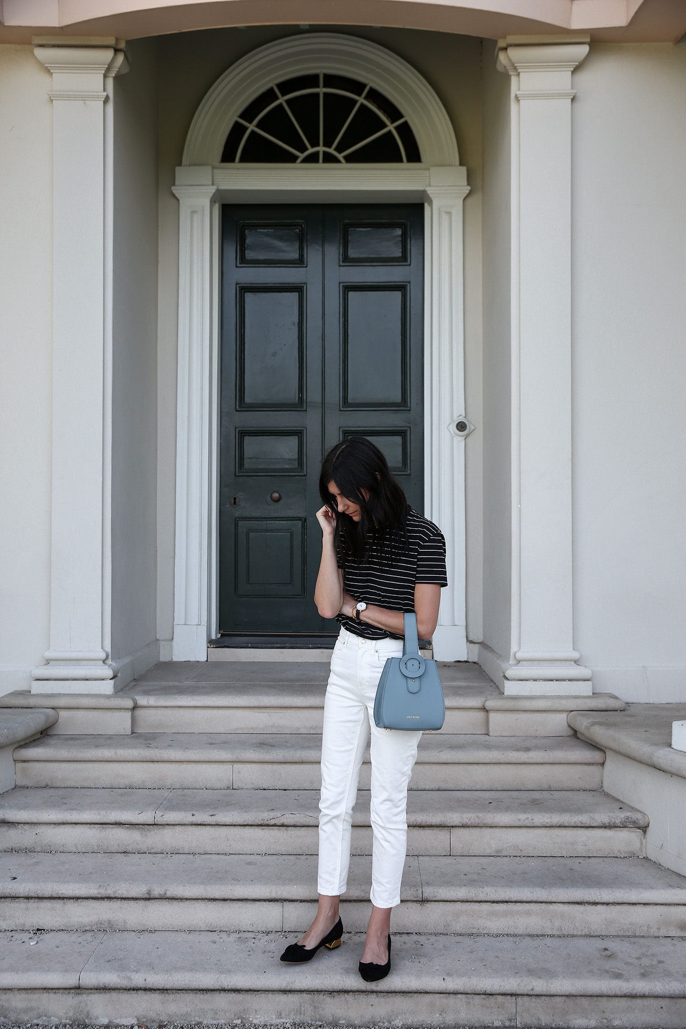 everlane cheeky straight leg jean review and minimal outfit