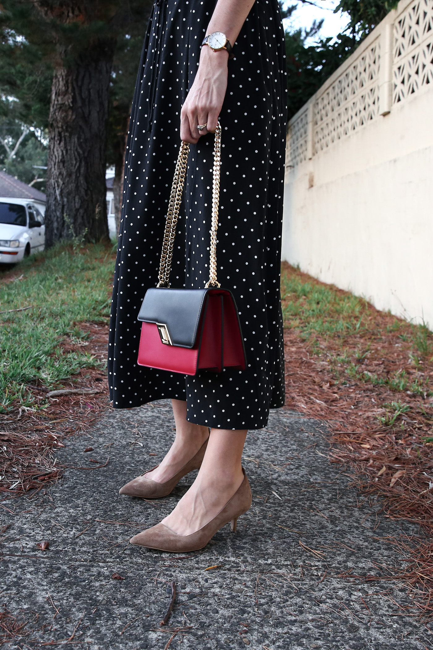 minimal outfit polka dot midi skirt