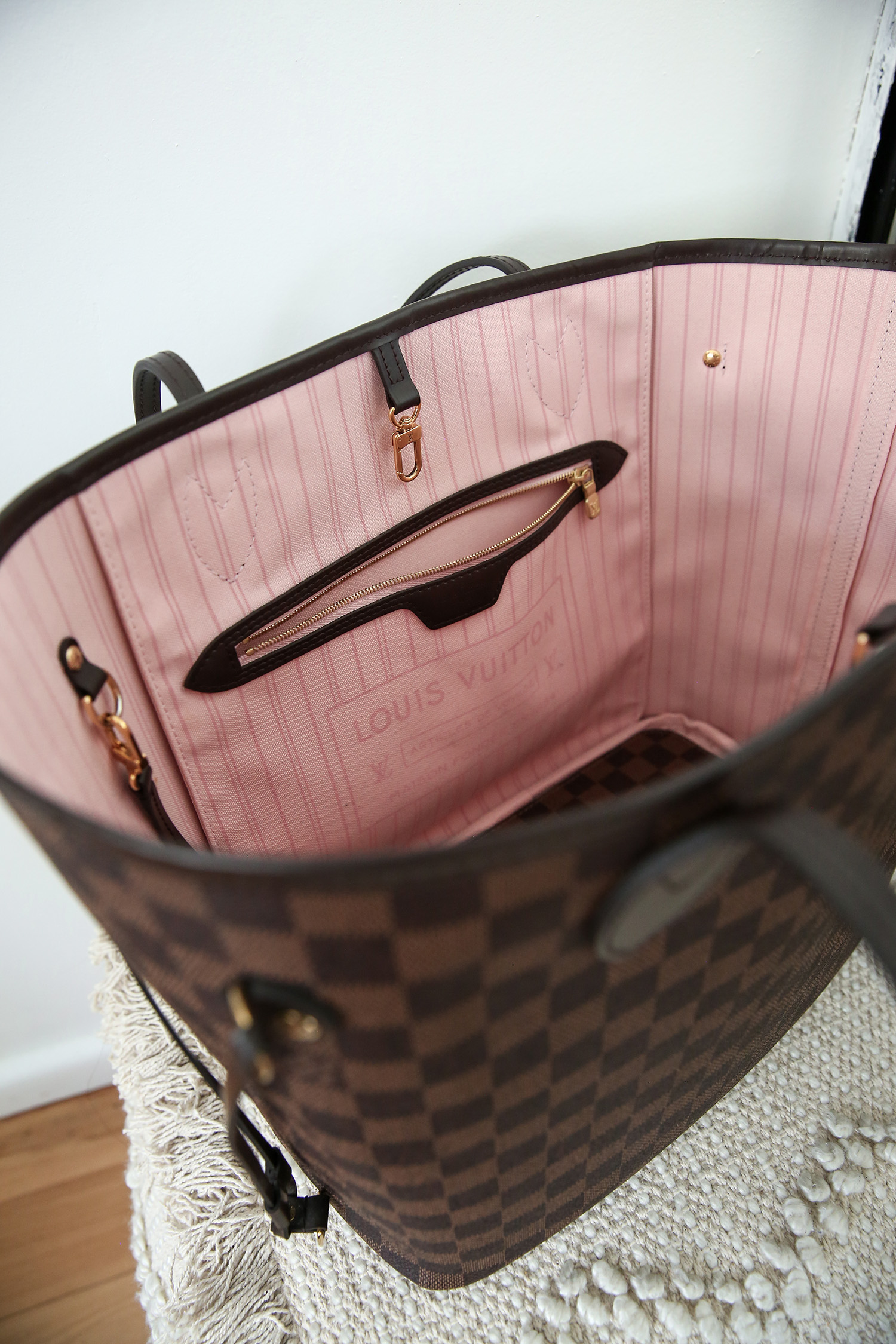 Louis Vuitton's Neverfull bag price and why you should go for it?