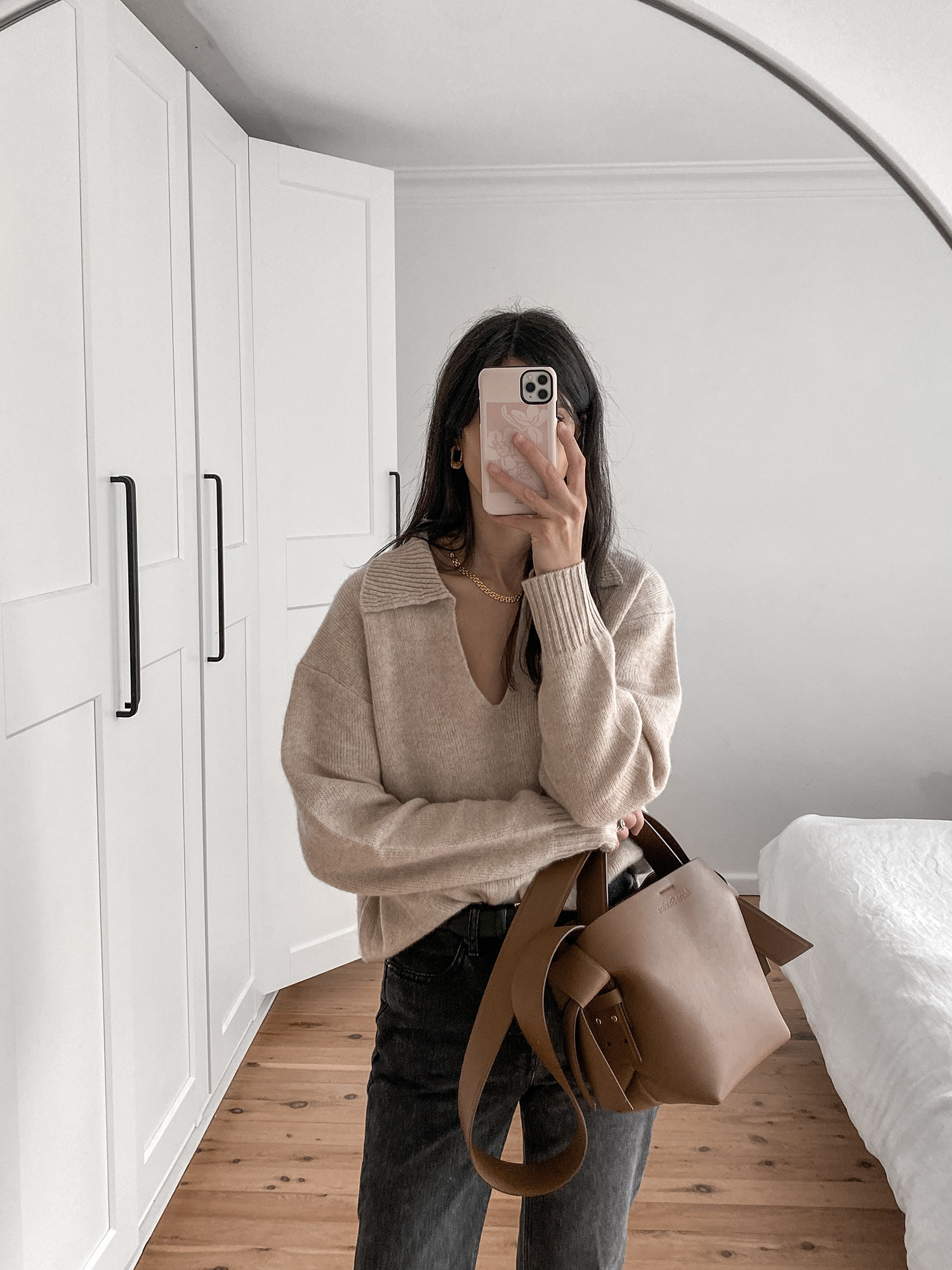 minimal autumn outfit wearing venroy cashmere sweater and Everlane 90s cheeky straight jeans