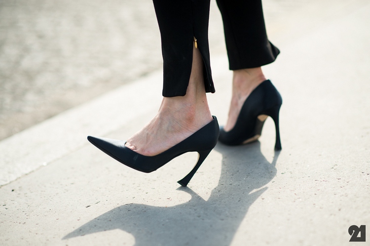 black heels pumps
