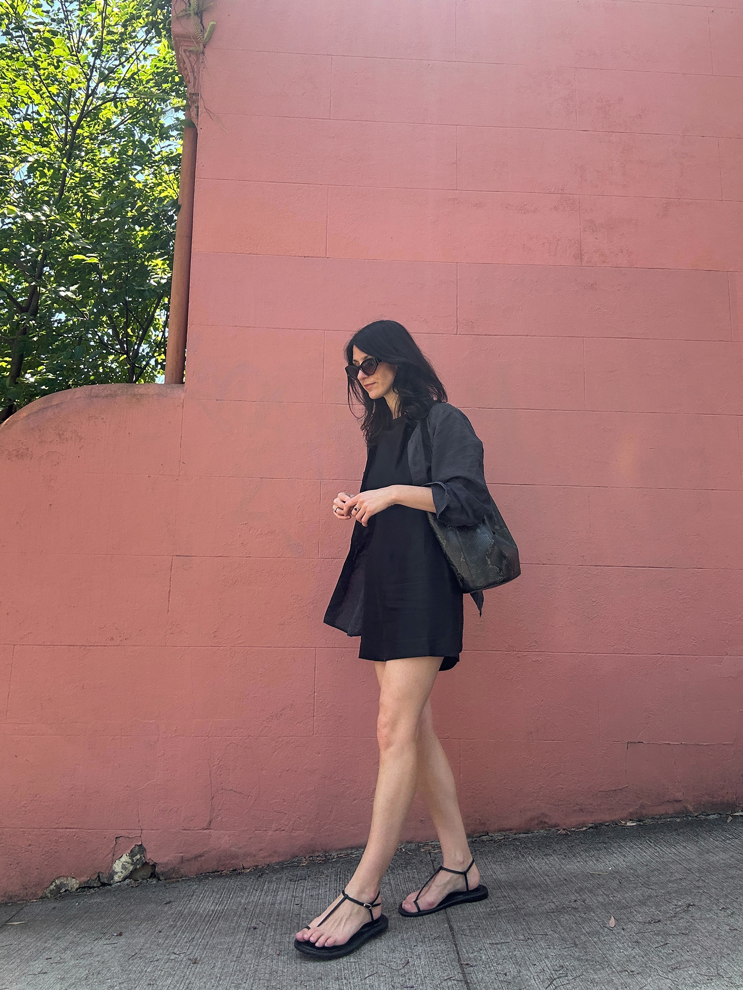 Minimal all black summer outfit