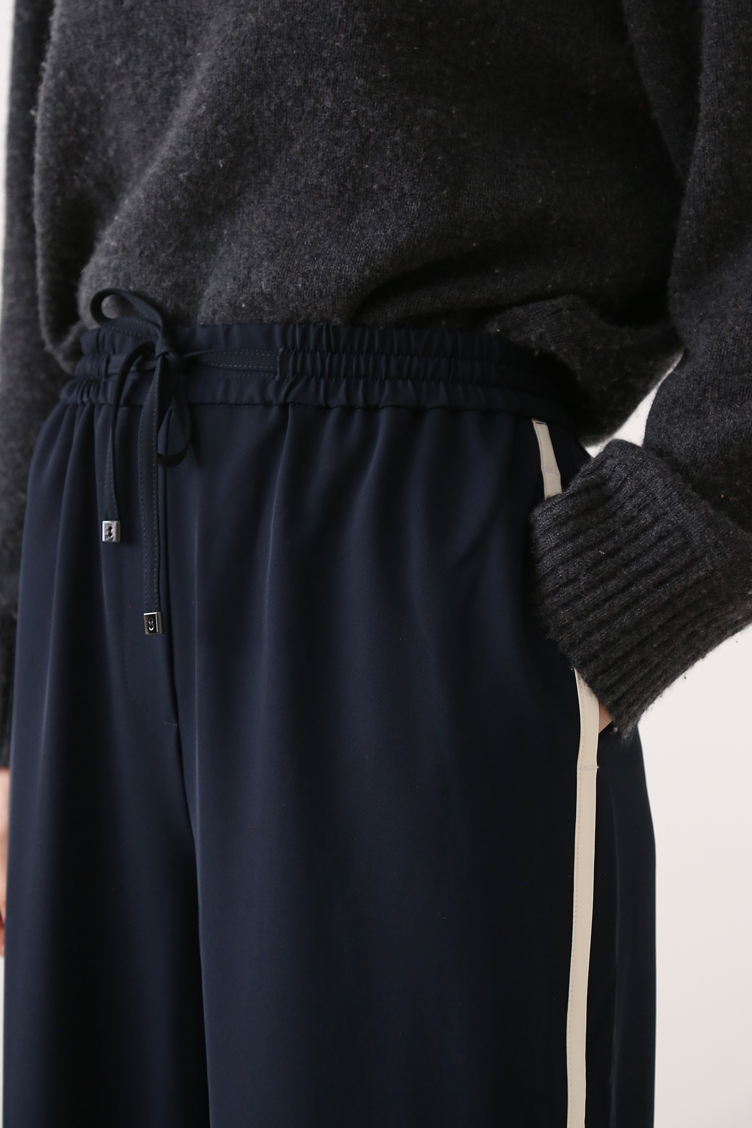 Sports style pants detail at waist