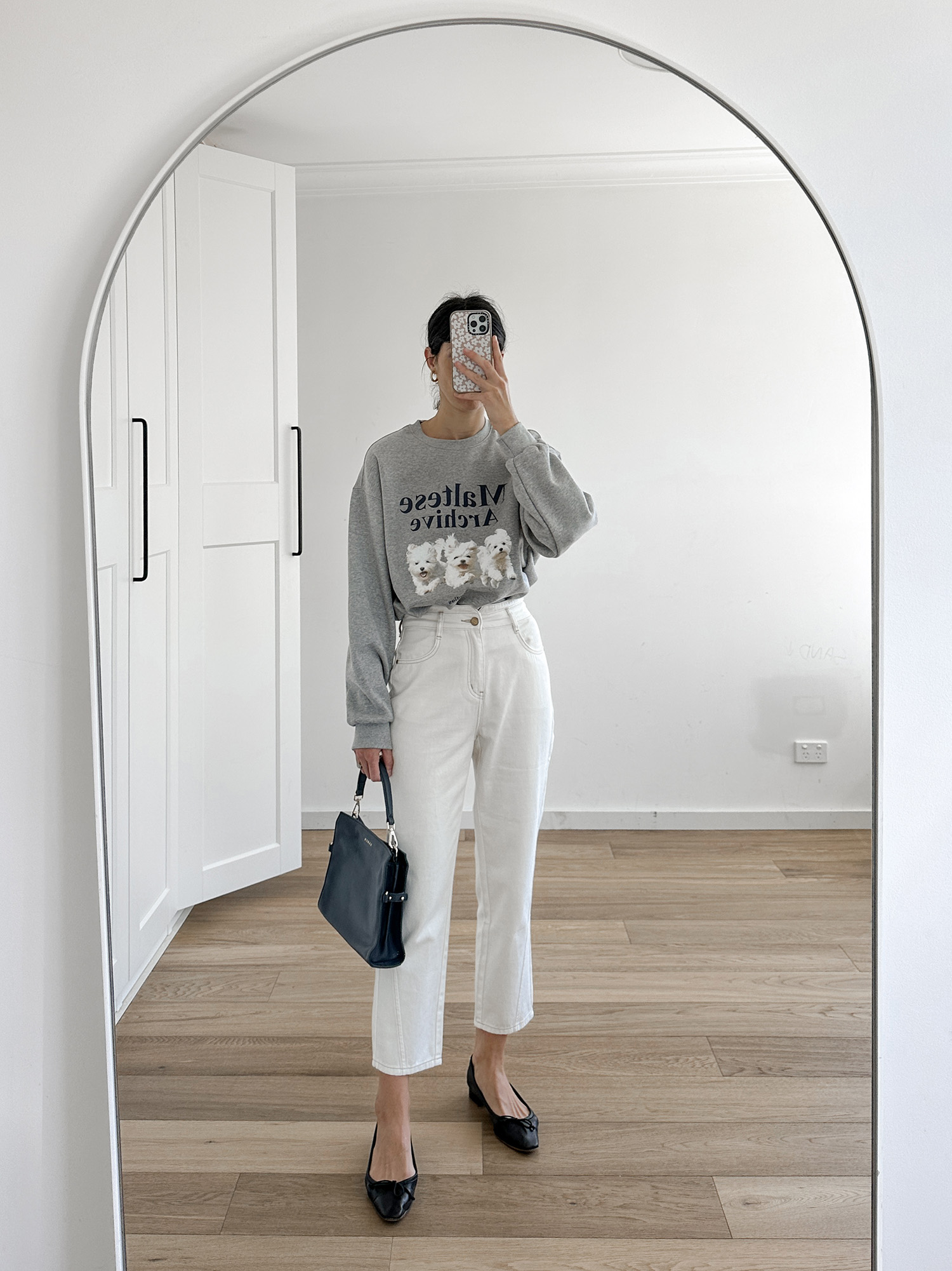 Parisian chic style with Waikei Maltese sweatshirt and Goelia jeans and Saben bea bag