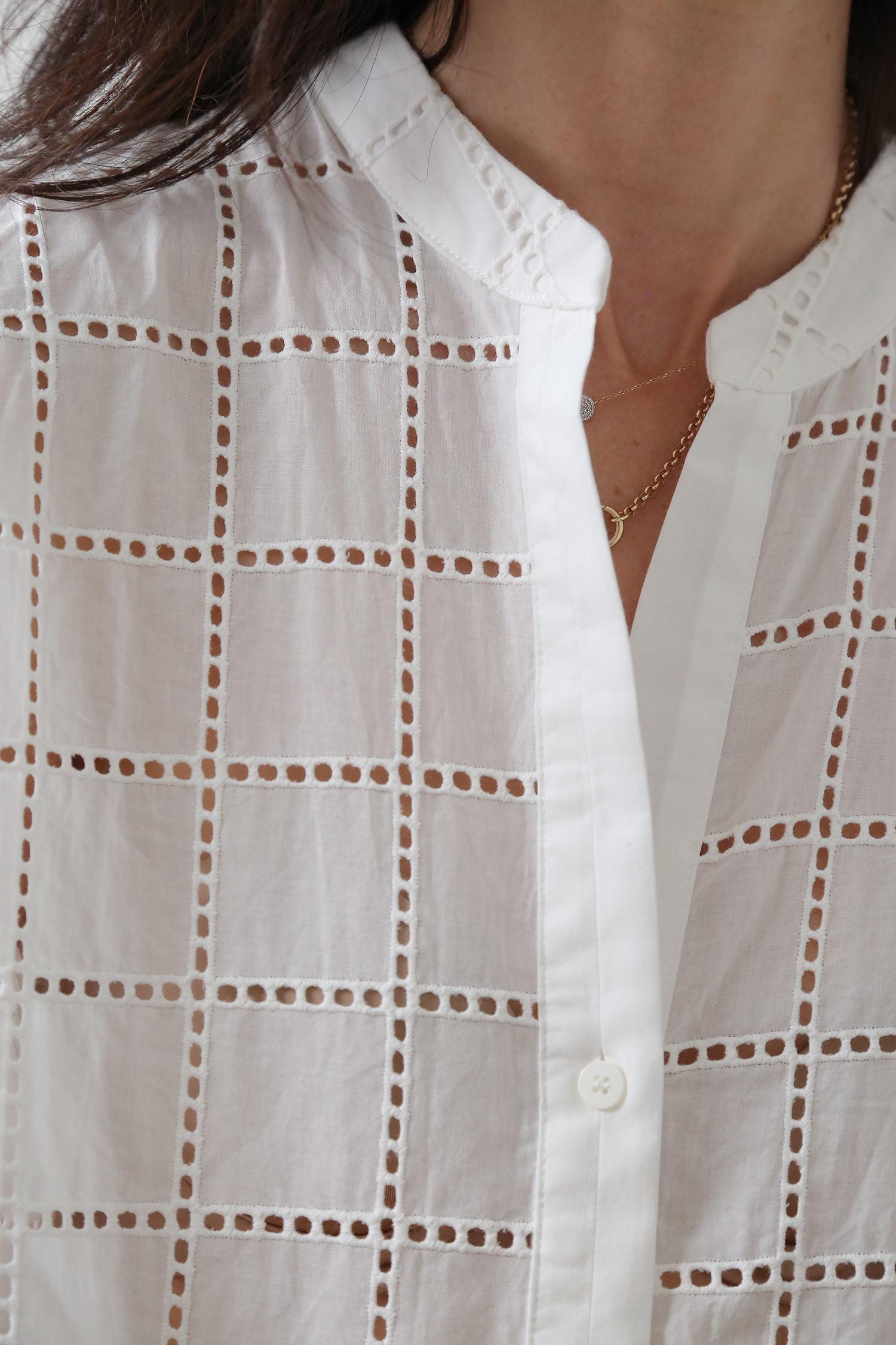 Broderie shirt details