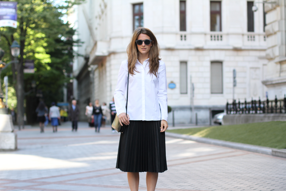 streetsyle white shirt pleated skirt