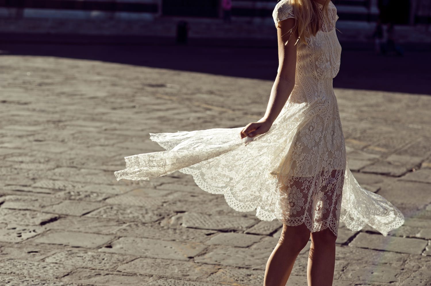 Девушка в белом кружевном платье