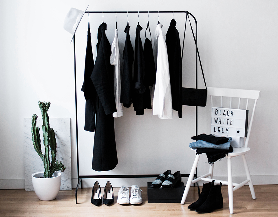 minimal wardrobe declutter your closet