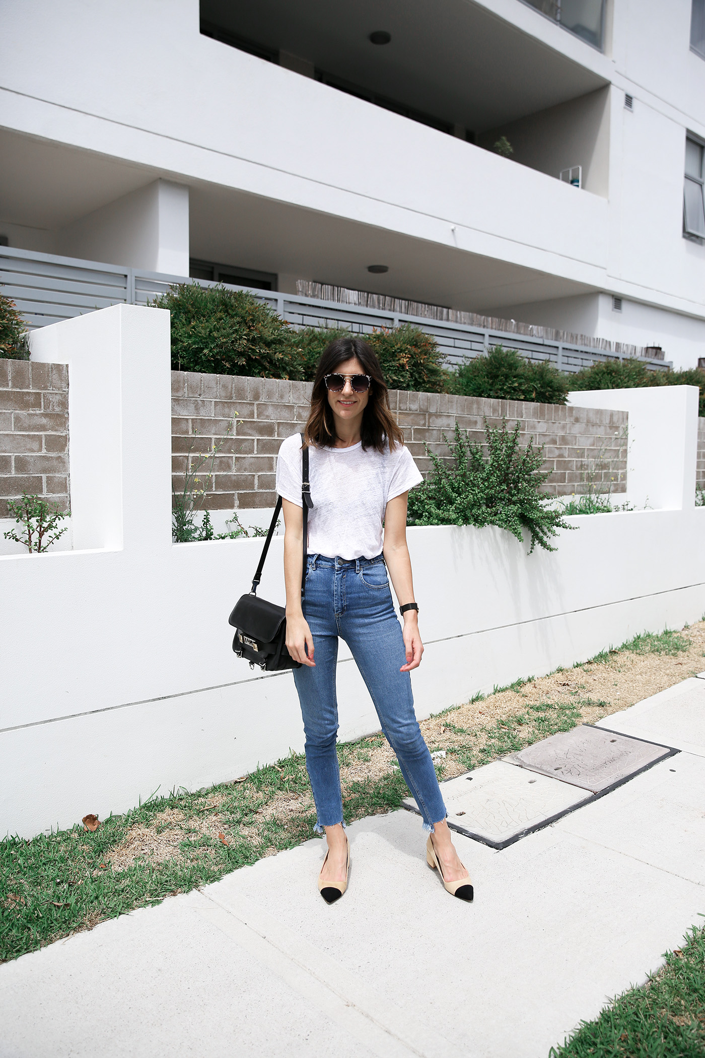 minimal outfit jeans and tee