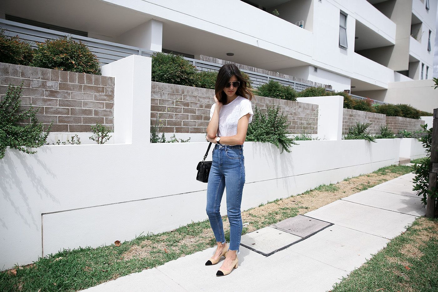 minimal outfit jeans and tee