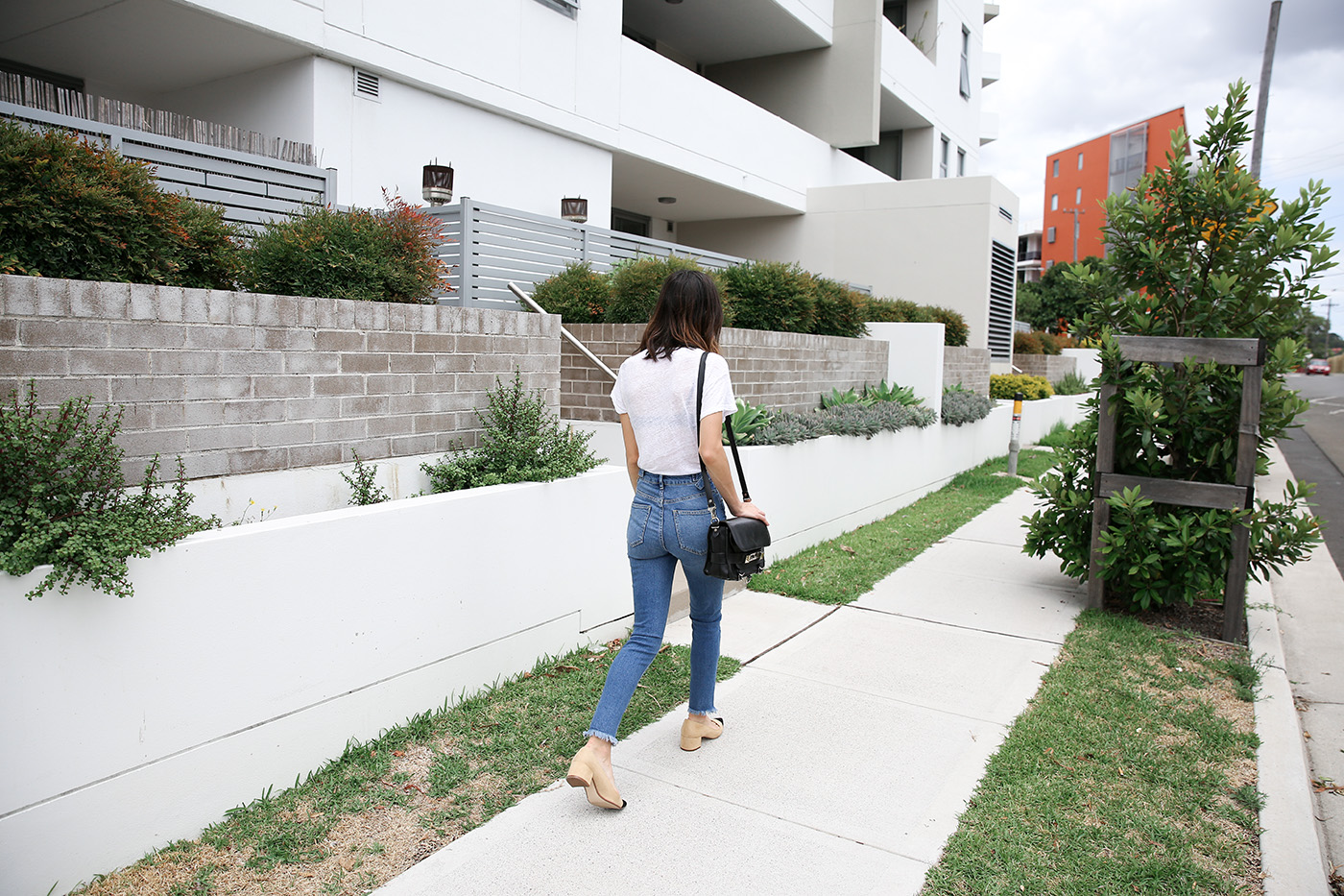 minimal outfit jeans and tee