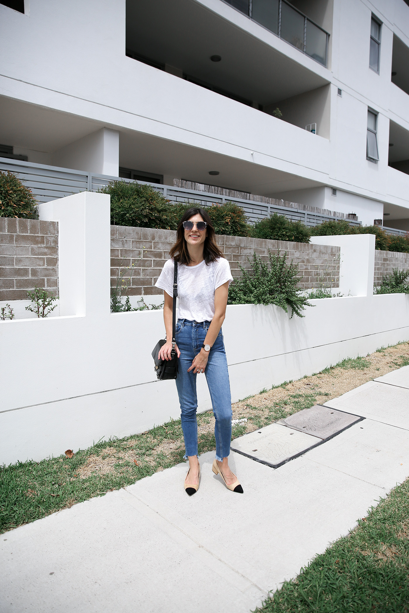 minimal outfit jeans and tee