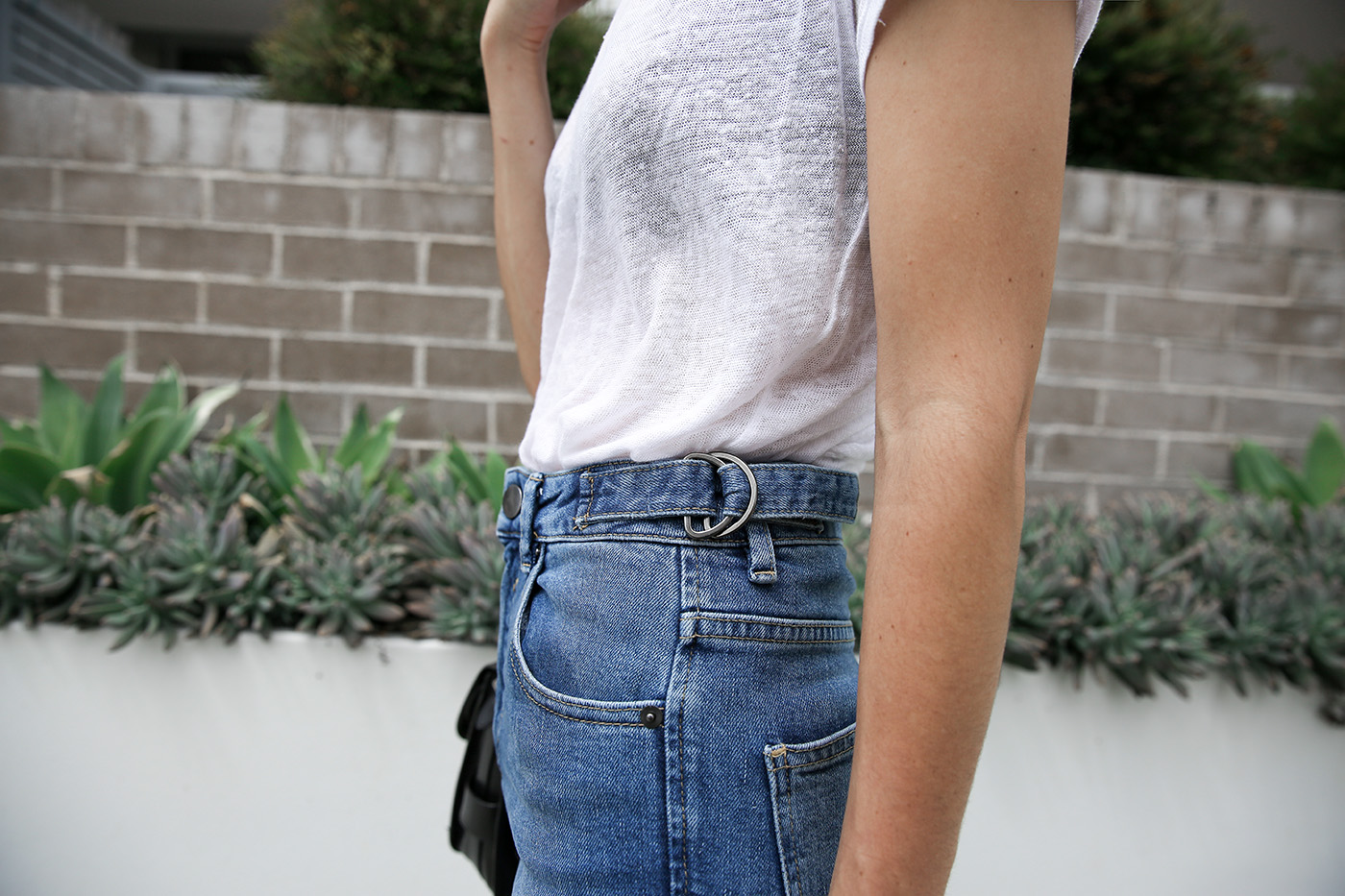 minimal outfit jeans and tee