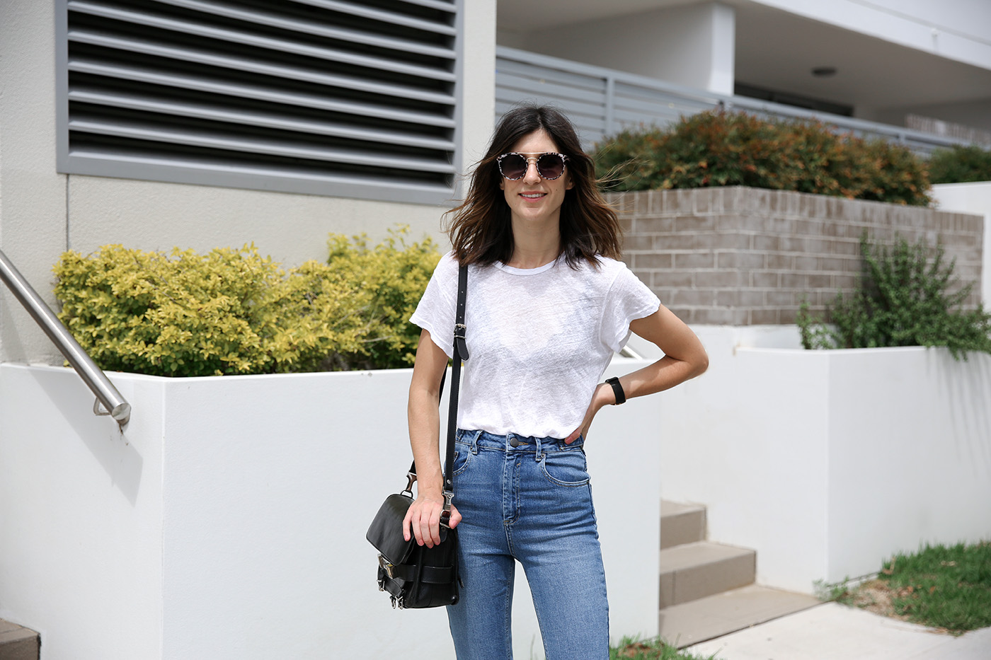 minimal outfit jeans and tee