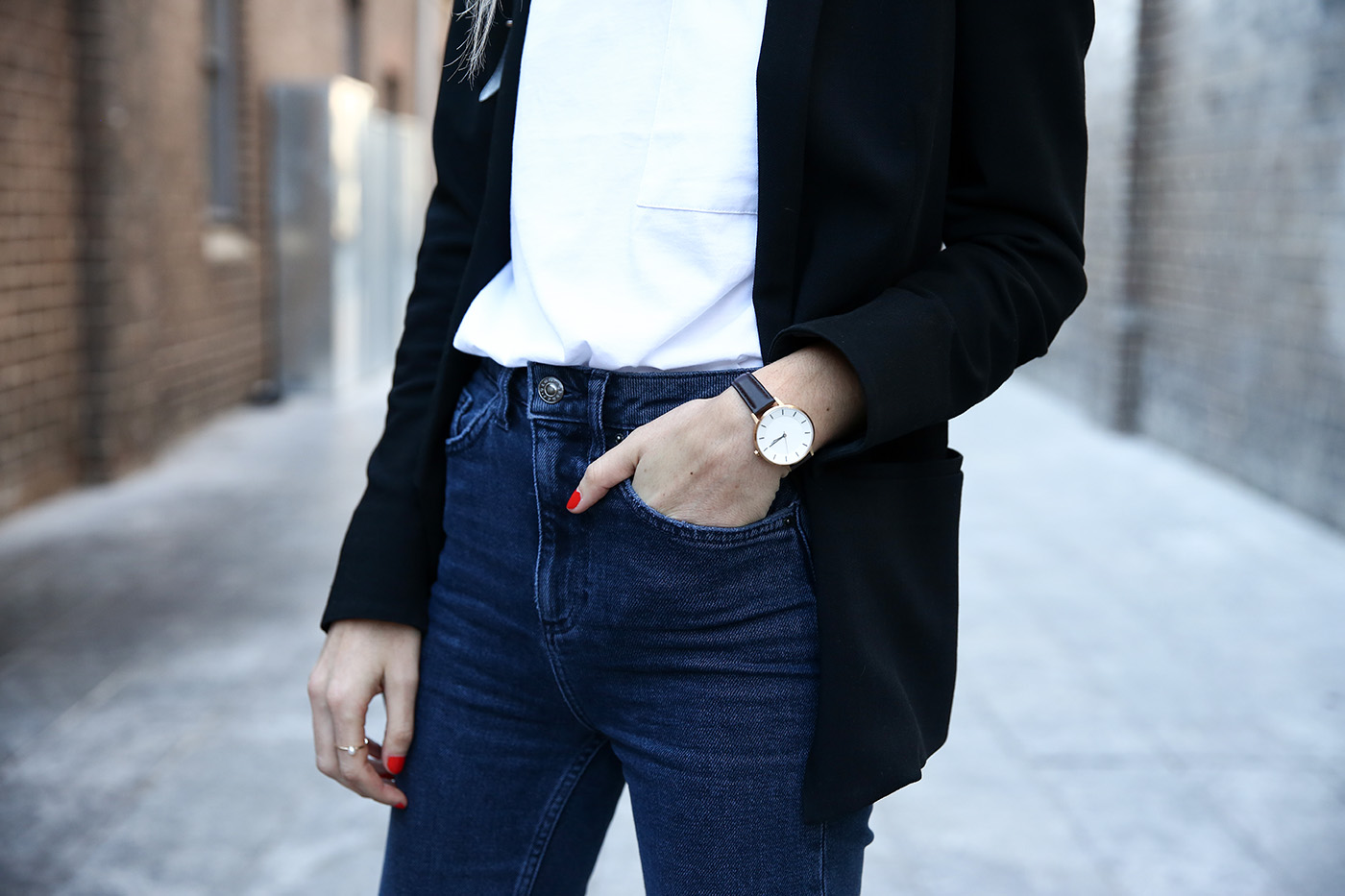 scandi minimal style outfit straight leg jeans