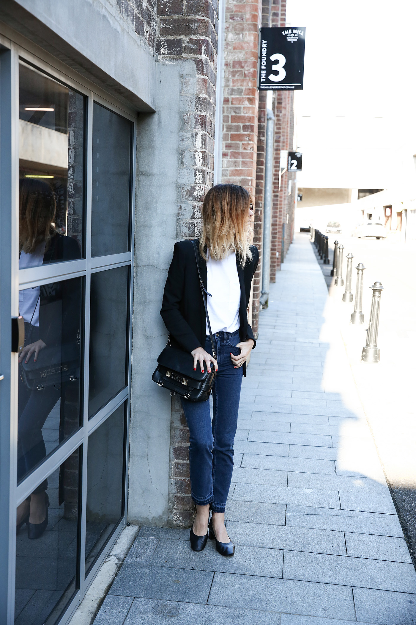 scandi minimal style outfit straight leg jeans