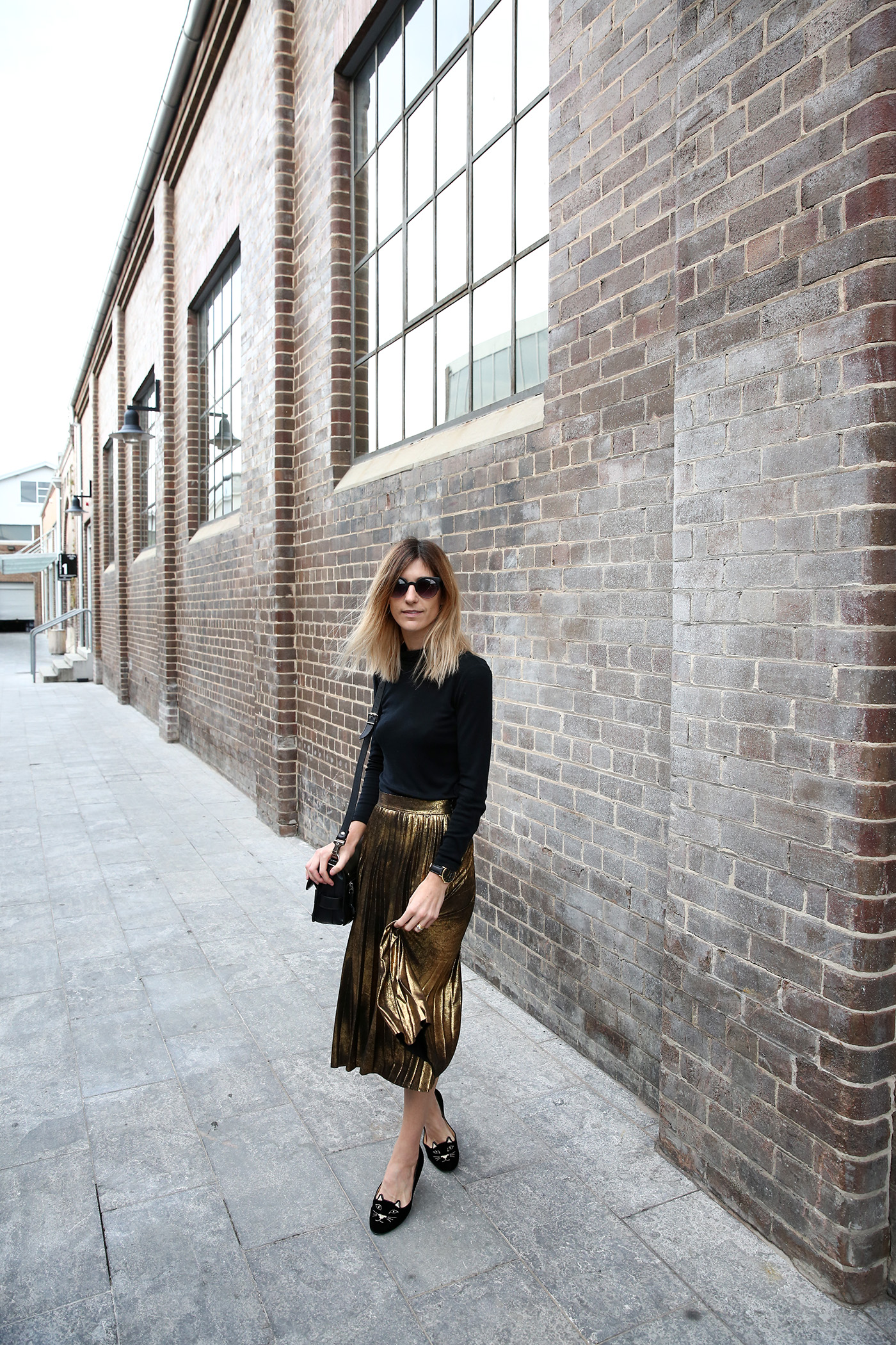 how to style the gold pleated skirt