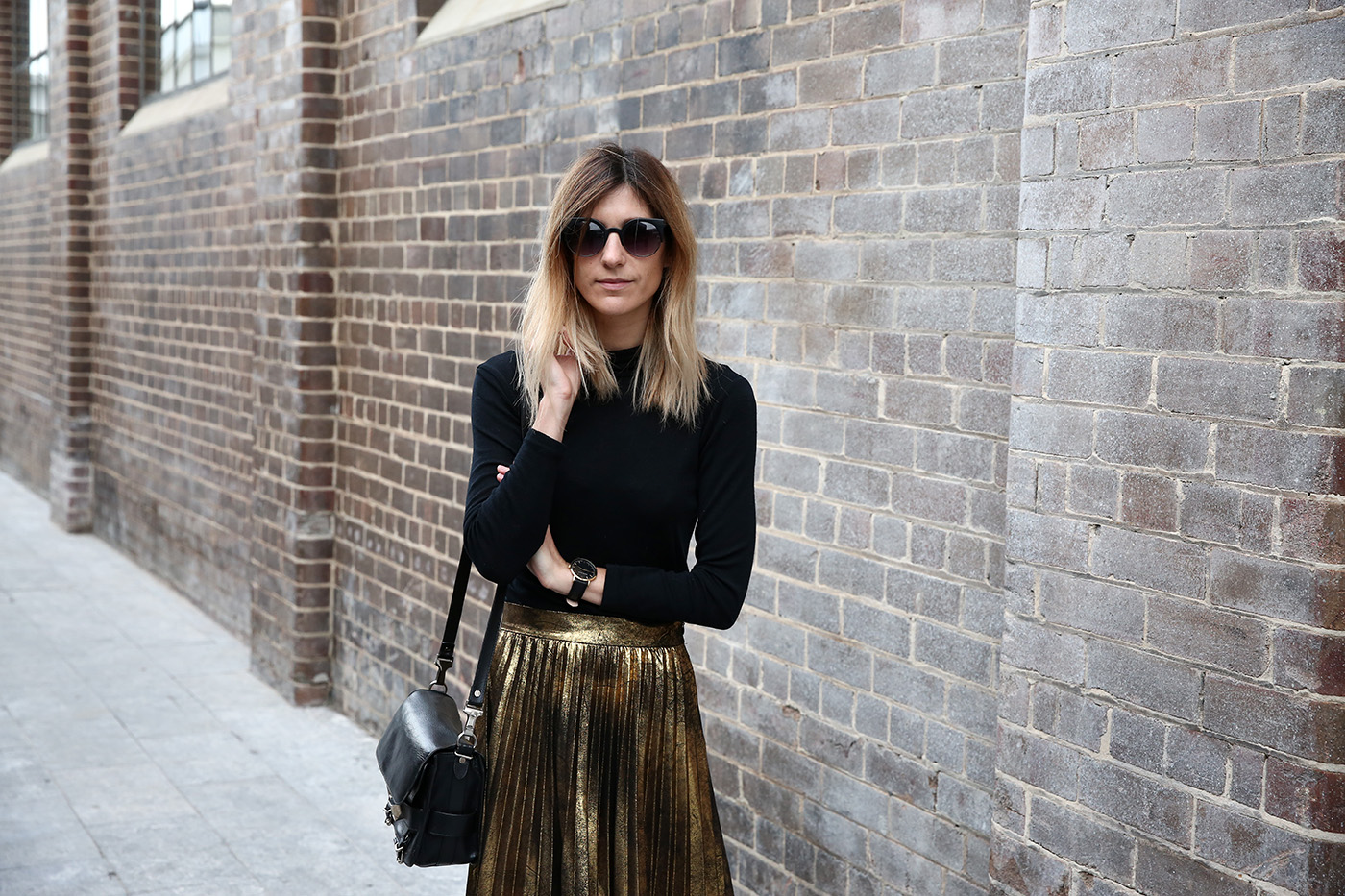 how to style the gold pleated skirt