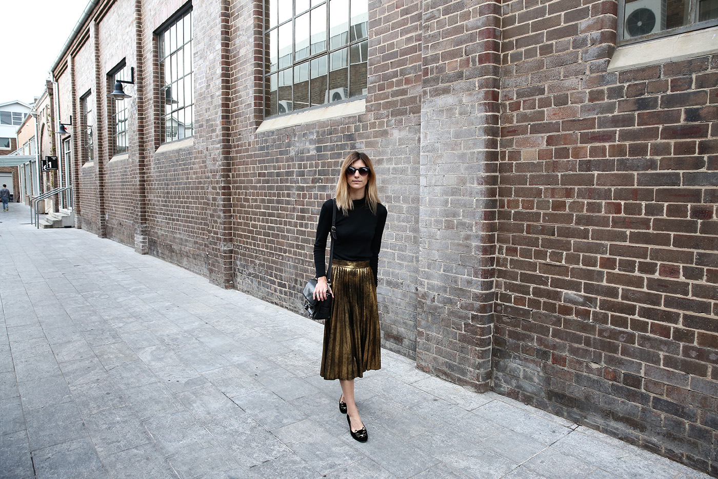 how to style the gold pleated skirt